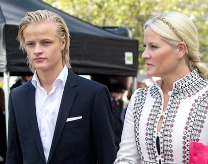 Condenaron a Marius Borg Hoiby, hijo de la princesa heredera de Noruega, a cuatro años de cárcel por violación.