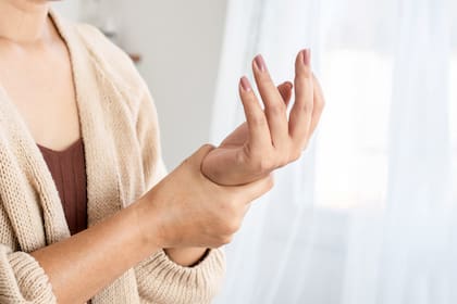Condiciones como la artritis reumatoide también pueden ser un factor de riesgo.