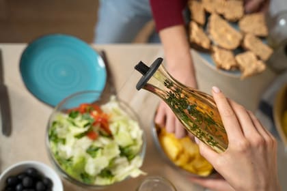 Condimentar la ensalada con aceite de lino.