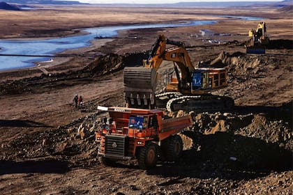 Cóndor Cliff. La actividad se retomó en las obras sobre el río Santa Cruz hace pocos meses, después de dos años de parálisis que atrasaron la planificación original; en la zona desconocen la evaluación sobre su continuidad que está haciendo la Casa Rosada