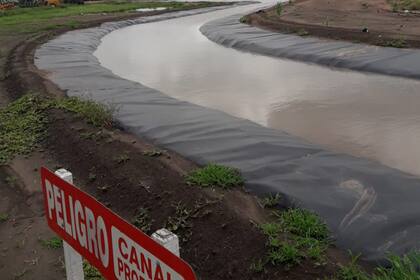 Conducción de excesos hídricos hacia una represa