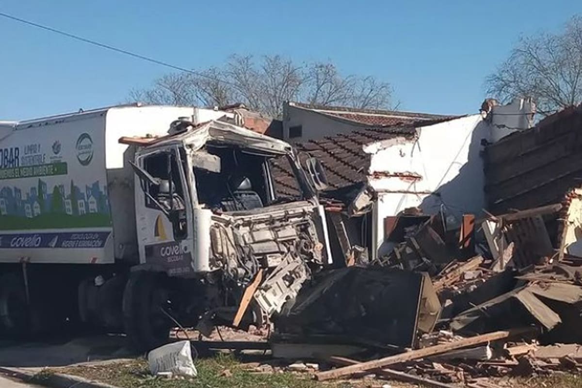 Conducía borracho un camión de basura y chocó contra una casa en Escobar