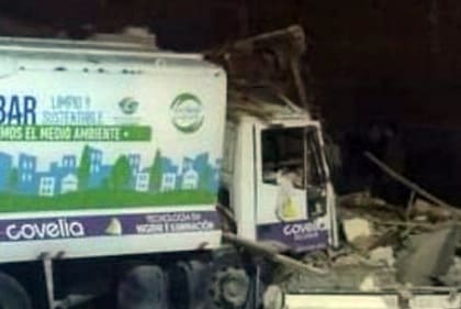 Conducía borracho un camión de basura y chocó contra una casa en Escobar