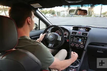 Conducir un vehículo con caja manual exige coordinar el embrague, la palanca de cambios y el acelerador, sin perder de vista el entorno