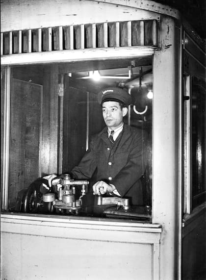 Conductor de la línea A, a bordo de un coche La Brugeoise. Esta flota fue declarada Patrimonio Cultural de Buenos Aires en el año 2013, luego de circular durante casi cien años.
1937. Archivo General de la Nación.