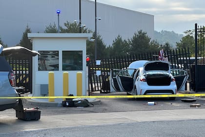 Conductor estrella su coche a la entrada del FBI en Pittsburgh