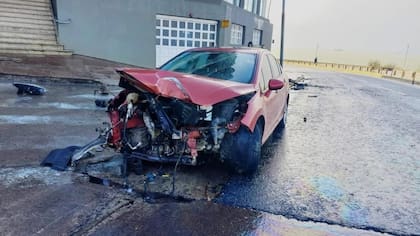 Conductor protagonizó un fuerte choque en la costa y terminó con el auto secuestrado por falta de papeles