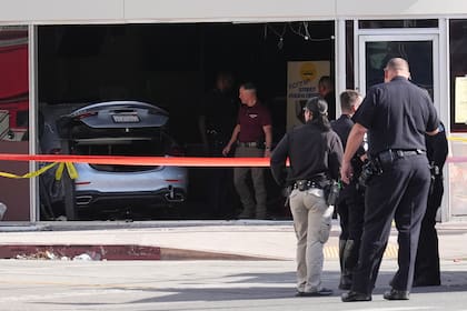 Conductora de 92 años atropella a un ciclista y choca contra tienda en Los Ángeles; hay 3 muertos