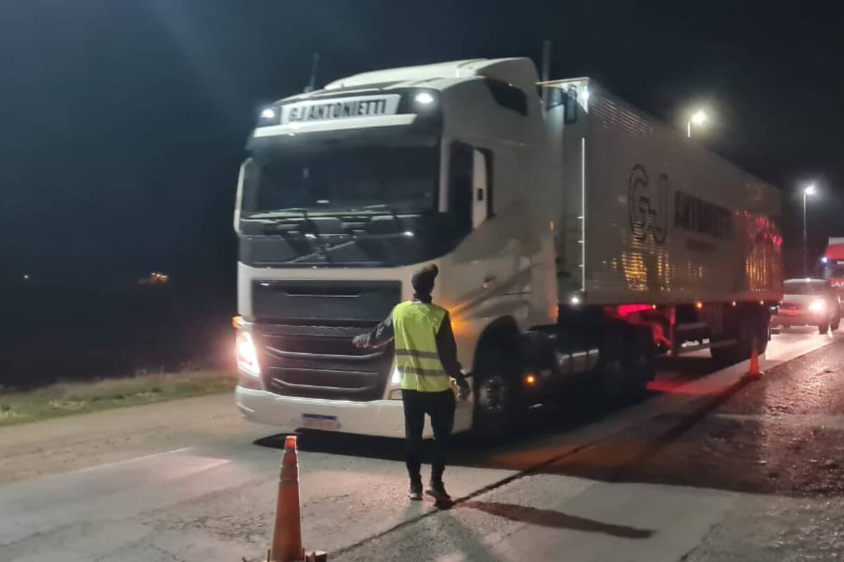 Conductores aliados a la FECOTAC cortaron las rutas A005, 8, 35 y 158 en reclamo por el precio del gasoil.