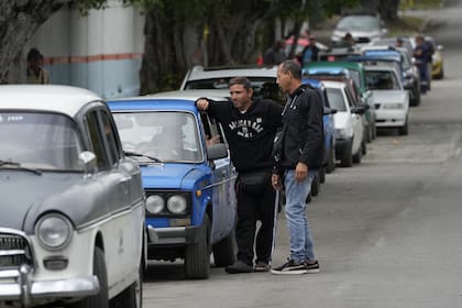 Conductores hacen una larga fila para ingresar a una gasolinera en La Habana, Cuba.