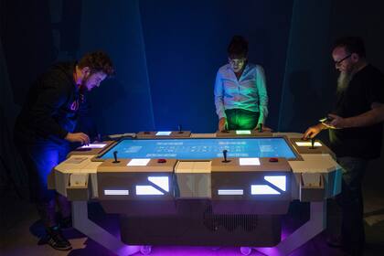 “Conectados” exhibe de forma interactiva cómo es la infraestructura digital de una ciudad y hasta permite simular el control de una casa inteligente