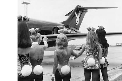 Conejitas en Londres: promotoras de la revista reciben el avión privado de Hefner