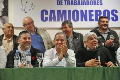 Acompañado por el intendente peronista Gustavo Menéndez, el líder de Camioneros no descartó que haya más paros si el Gobierno no cambia la política económica