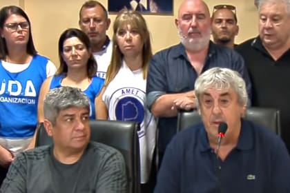 Conferencia de prensa de docentes junto a miembros de la CGT