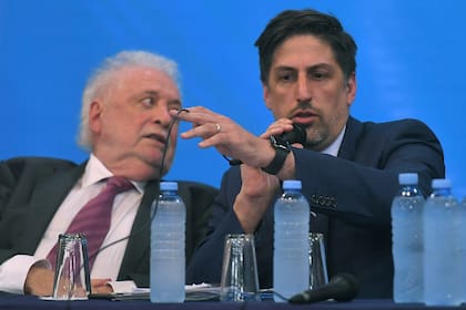 Los ministros Ginés González García (Salud) y Nicolás Trotta (Edcuación)