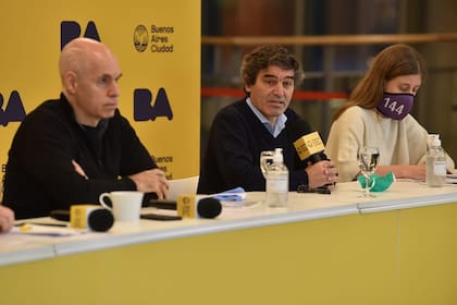 Junto a su ministro de Salud, Fernán Quirós, Rodríguez Larreta ve con optimismo la posibilidad de aliviar la cuarentena en la ciudad.