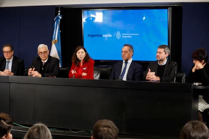 Conferencia de prensa de la Ministra de Economía, Silvina Batakis junto a Miguel Pesce, Julián Domínguez, Daniel Scioli, Matías Lammens y Mercedes Marcó Del Pont en el Ministerio de Economía