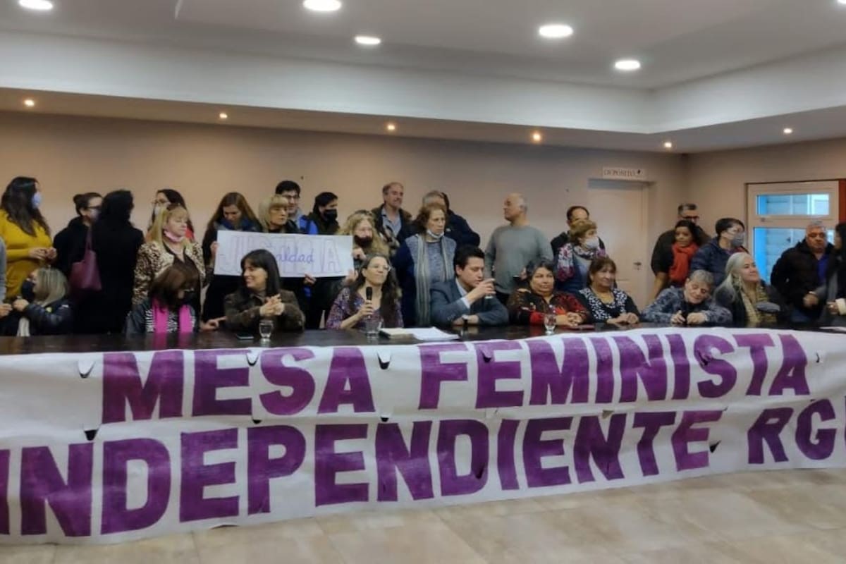 Conferencia de prensa de la postulante Romina Mc Namara, junto a sus abogados Javier Stoessel y Diana Huerga Cuervo junto a referentes gremiales de Santa Cruz.