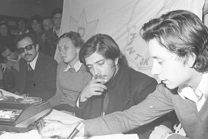 Conferencia de prensa de los tres sobrevivientes de la masacre de Chubut: Ricardo Haidar (lentes oscuros), María Antonia Berger y Alberto Miguel Camps