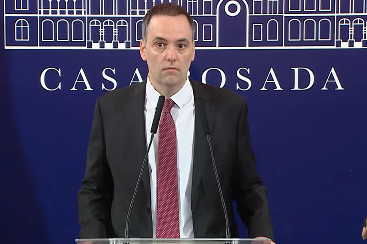 Conferencia de prensa de Manuel Adorni. Anuncio de recorte de privilegios