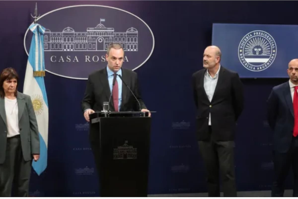 Conferencia de prensa de Manuel Adorni junto a Patricia Bullrich, Franco Mogetta y Federico Sturzenegger (Captura TV)