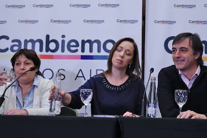 Graciela Ocaña; María Eugenia Vidal y Esteban Bullrich durante una conferencia de prensa en 2017.