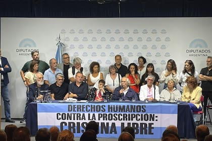 Conferencia de prensa de organismos de derechos humanos para exigir la flexibilización de la prisión domiciliaria de Cristina Kirchner