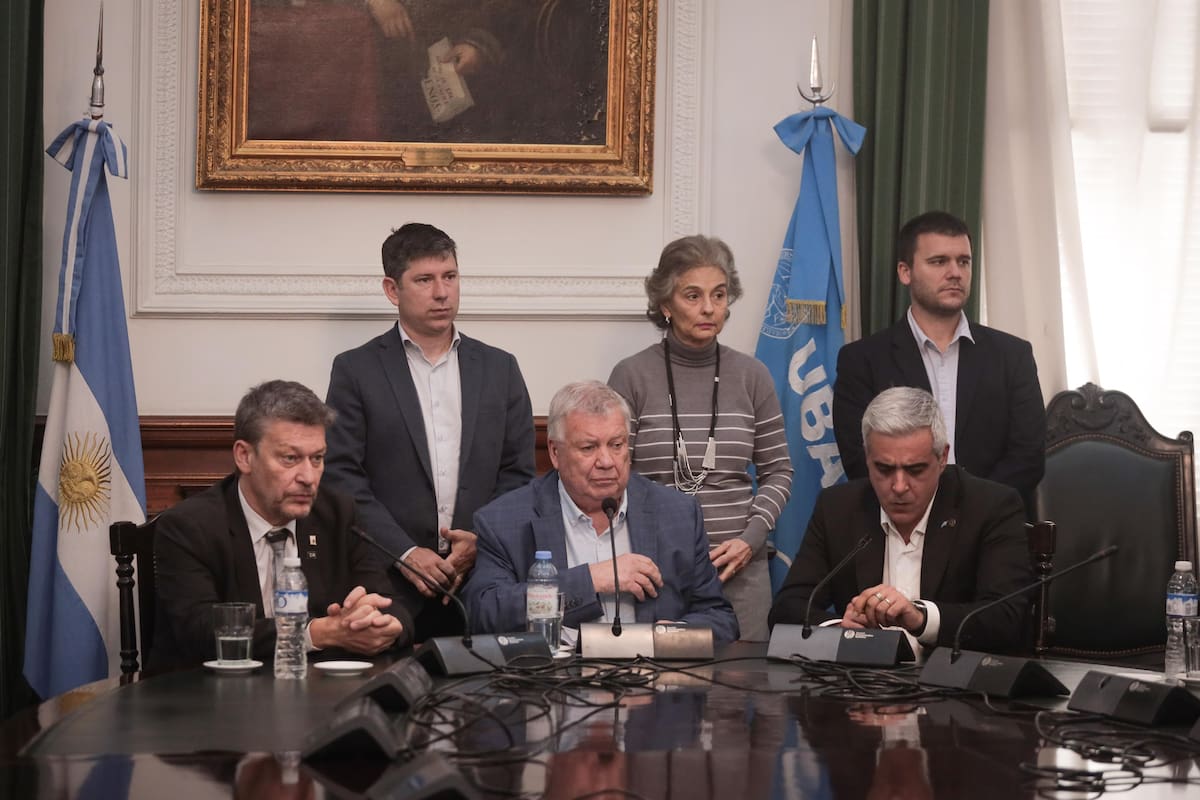 Conferencia de prensa del Consejo Interuniversitario Nacional, con la participación del rector de la UBA, Ricardo Gelpi (centro)
