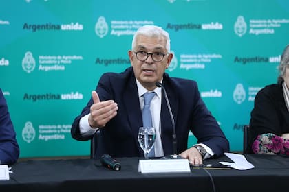 El exministro de Agricultura, Julián Domínguez, habló con LA NACION en el marco de la presentación de una encuesta de la Universidad Austral