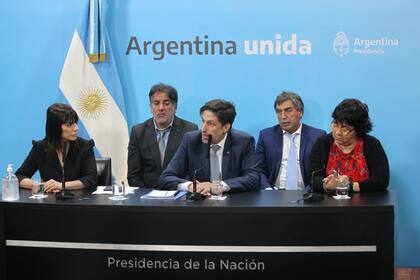 Conferencia de prensa por el cierre de las escuelas a causa del coronavirus