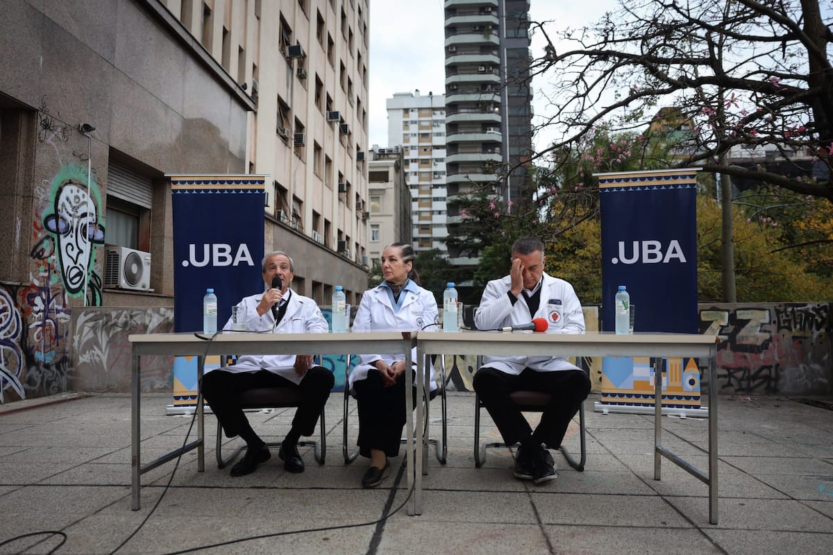 Conferencia de prensa sobre el estado del funcionamiento de los Hospitales de la UBA. De derecha a izquierda: Marcelo Melo, director del Hospital de Clínicas José de San Martín; Roxana del Aguila, directora del Instituto de Oncología Angel H. Roffo; Norberto Lafos, director del Instituto de investigaciones Médicas Alfredo Lanari