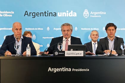 El presidente Alberto Fernández junto al jefe de gobierno porteño Horacio Rodriguez Larreta y el gobernador de la provincia de Bueno Aires, Axel Kicillof