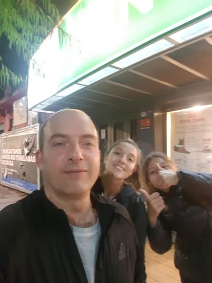 Confessore junto a dos de sus tres hijas, en otra imagen que compartió Jimena