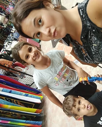 Confiño junto a sus dos hijos