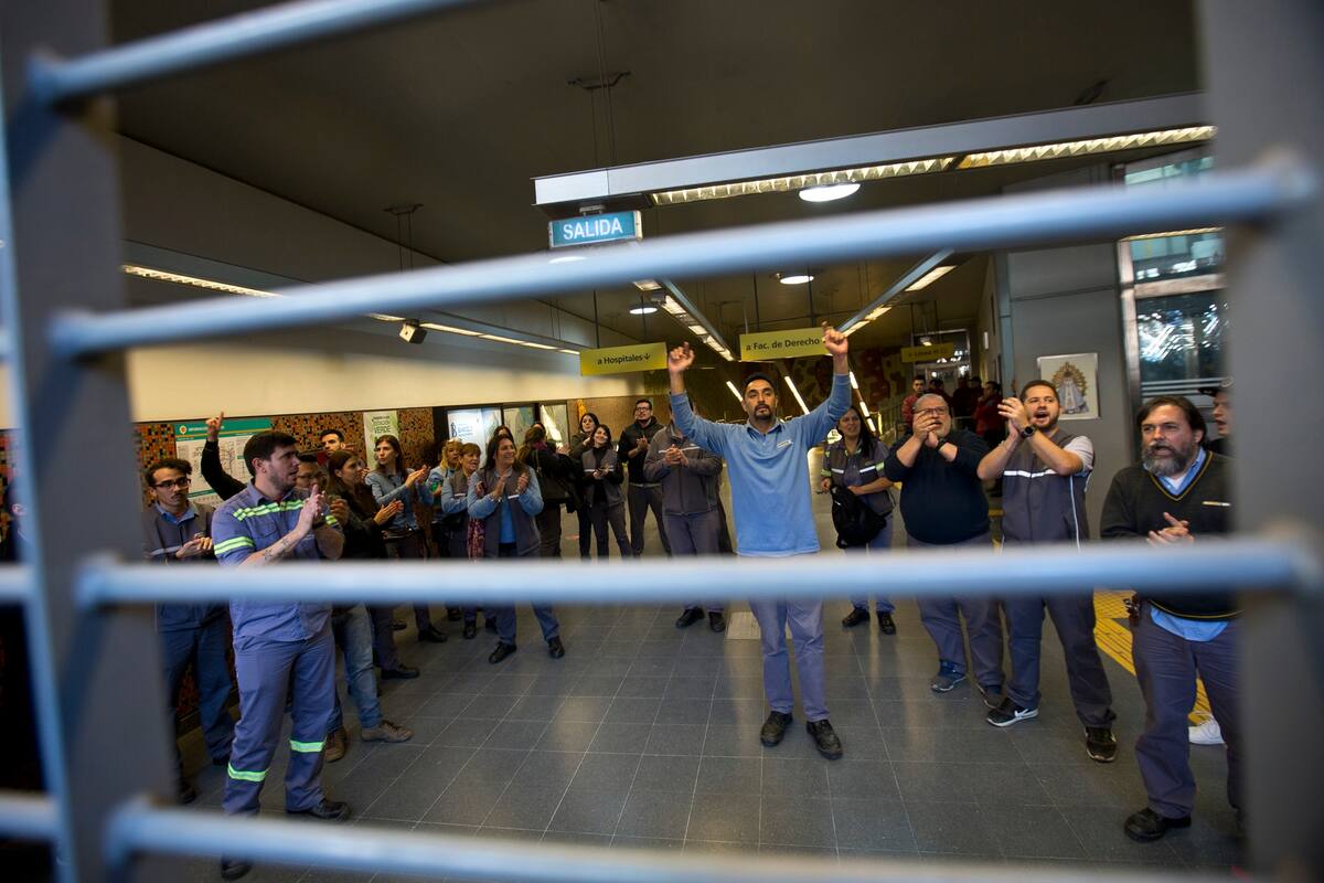 Conflicto en la linea H de subtes. La policia de la Ciudad detuvo y desalojo a trabajadores en la estacion Las Heras.