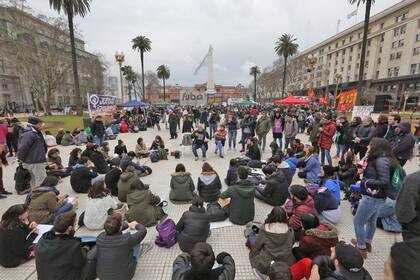 Conflicto en la UBA: docentes dan clases públicas en la Plaza de Mayo para reclamar paritarias