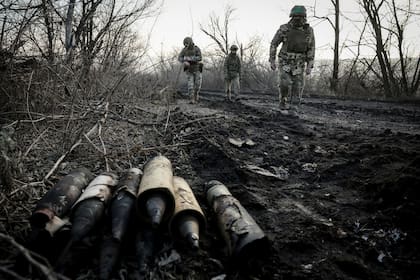 Conflictos bélicos como la guerra en Ucrania y Medio Oriente se destacan como los principales riesgos globales a corto plazo