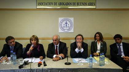 Conformación de Justicia Legitima. Reunión en la Asociación de Abogados de Buenos Aires. De izq a der: Omar Permo; Dra. Alejandra Gils Carbo; Carlos Cruz Jorge Auat; María Fernanda López Puleio; Alejandro Slokar