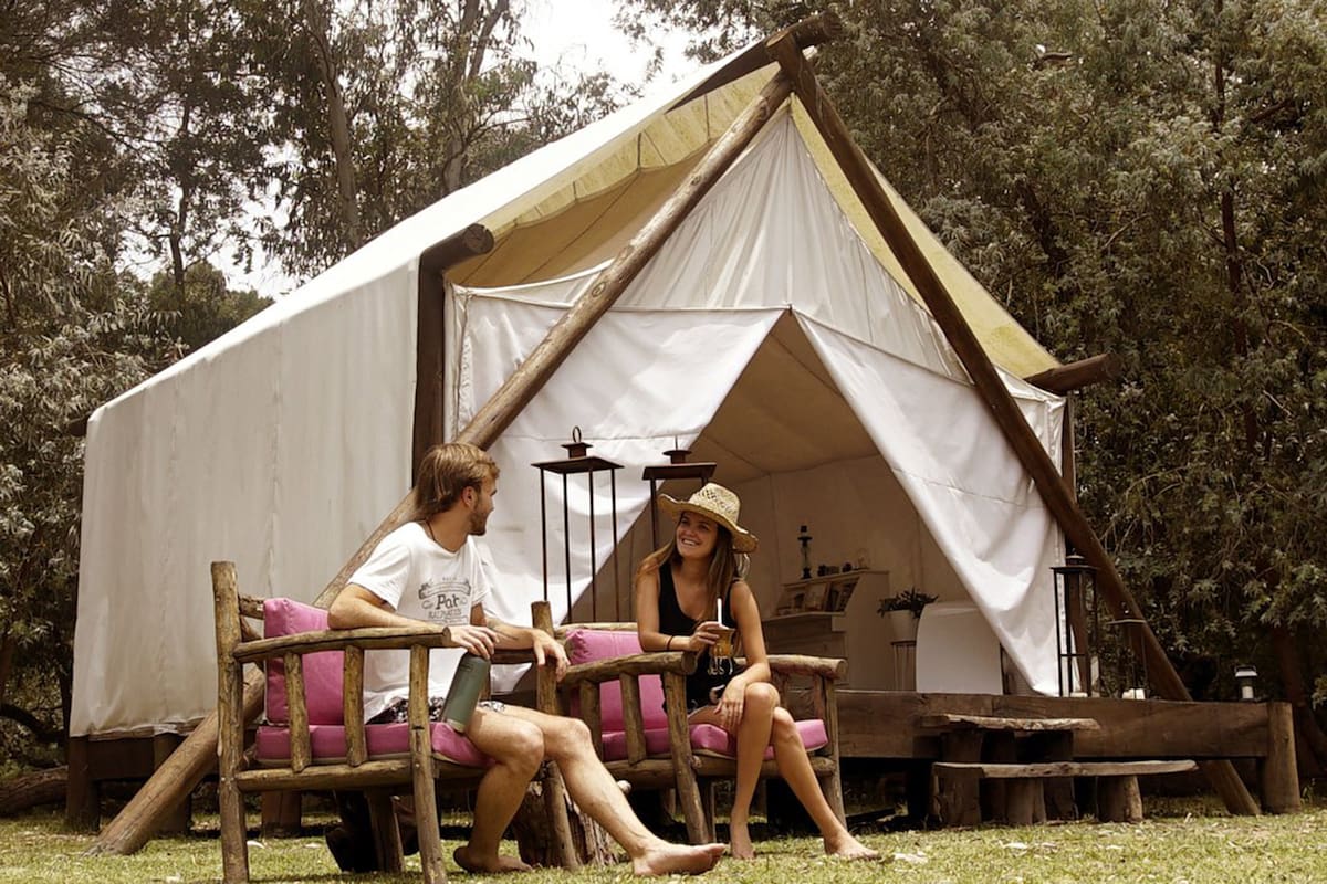 Confort y libertad. En Refugio Natural Glamping, en Lobos, facilitan los elementos para hacer campamento, con servicios y desayuno incluidos