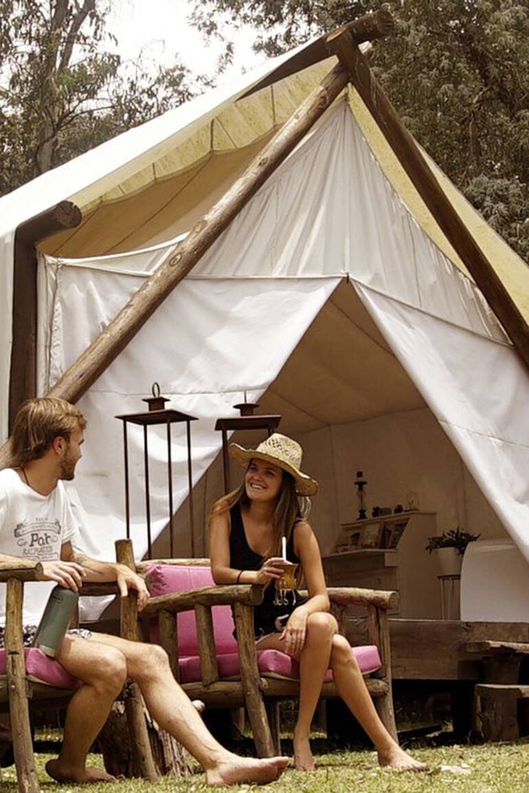 Confort y libertad. En Refugio Natural Glamping, en Lobos, facilitan los elementos para hacer campamento, con servicios y desayuno incluidos