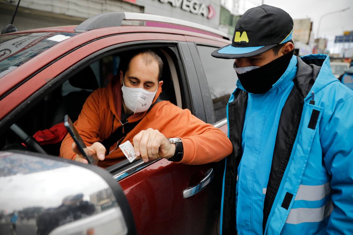 Confusión entre los porteños y bonaerenses por las nuevas restricciones para circular. En CABA hubo controles de tránsito de peatones y vehículos.