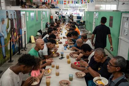 Congelamiento de ayuda exterior de Trump diezma a grupos de ayuda a migrantes en Latinoamérica - LA NACION