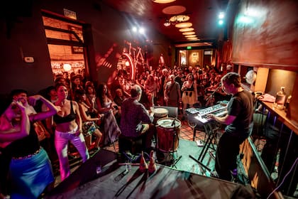 Congo se define como un club cultural en el que convergen gastronomía, coctelería y una nutrida programación musical