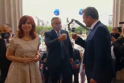 El Presidente anunció que enviará una ley al Congreso para establecer tarifas diferenciales con el correr de los meses y desdolarizar el componente de las facturas