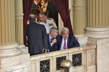 Aníbal Fernández en un balcón