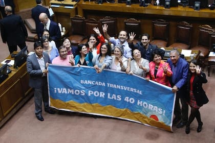 Congresistas de Chile en favor de la reducción de la jornada laboral a las 40 horas semanales.  PABLO OVALLE ISASMENDI