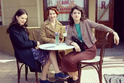 Coni Marino junto a Delfina Chaves y Malena Sánchez en una escena de Argentina, tierra de amor y venganza