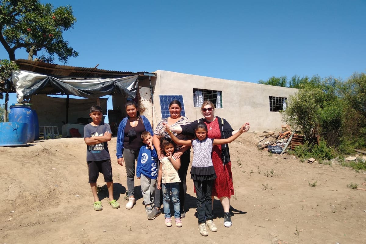 Coni Narice (de anteojos) posa feliz junto a Joselin y su familia, frente a la casa nueva que le construyeron gracias a la ayuda de un montón de amigos, conocidos y gente de la audiencia de LA NACION