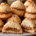 Crujientes por fuera, tiernos por dentro: cómo hacer conitos de coco y dulce de leche en casa