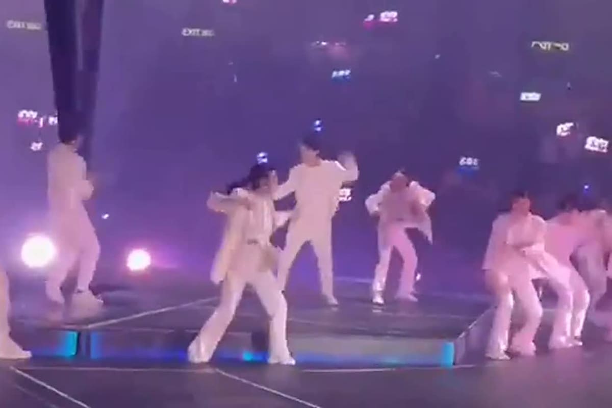 Conmoción en Hong Kong, China: se desplomó una pantalla gigante y aplastó a dos bailarines en pleno recital